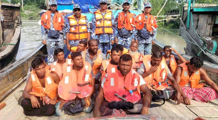 কোস্টগার্ডের সহায়তায় চারদিন পর তীরে ফিরলেন ট্রলারসহ ১৪ জেলে 